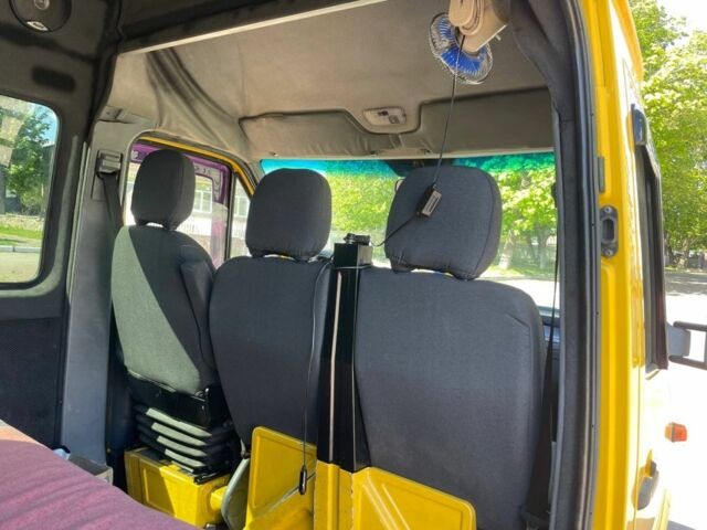 Желтый Мерседес Sprinter, объемом двигателя 2.7 л и пробегом 900 тыс. км за 11768 $, фото 7 на Automoto.ua