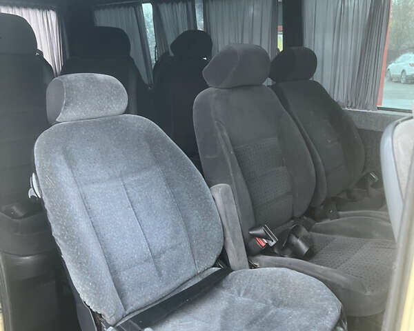 Желтый Мерседес Sprinter, объемом двигателя 2.69 л и пробегом 300 тыс. км за 8000 $, фото 6 на Automoto.ua