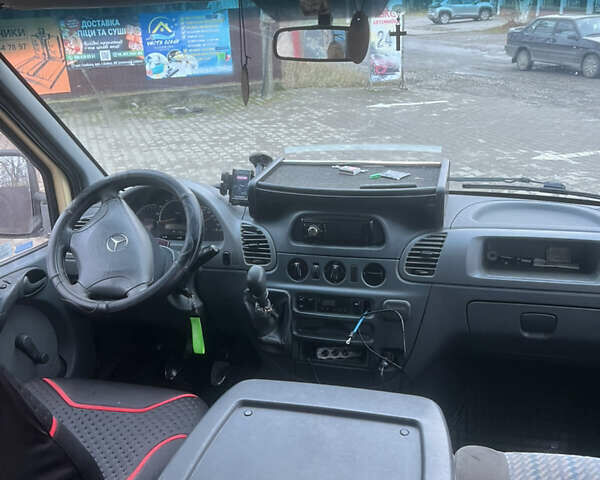Желтый Мерседес Sprinter, объемом двигателя 2.69 л и пробегом 300 тыс. км за 8000 $, фото 3 на Automoto.ua
