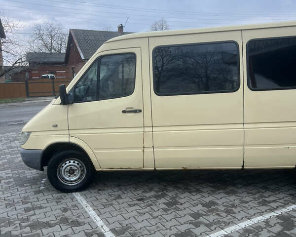 Желтый Мерседес Sprinter, объемом двигателя 2.69 л и пробегом 300 тыс. км за 8000 $, фото 1 на Automoto.ua