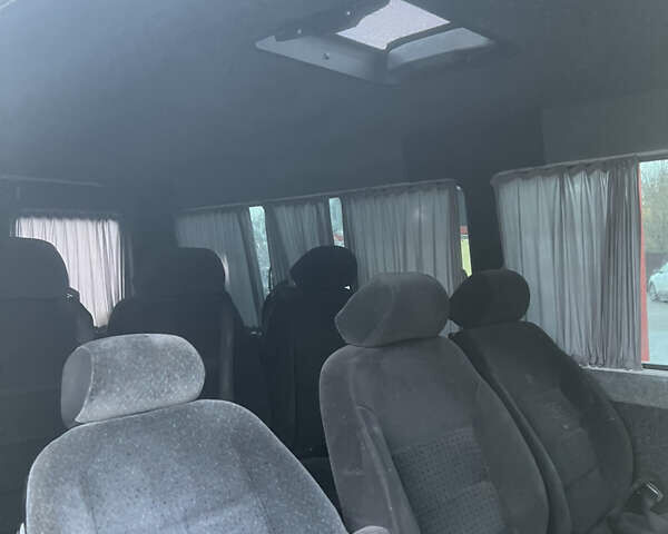 Желтый Мерседес Sprinter, объемом двигателя 2.69 л и пробегом 300 тыс. км за 8000 $, фото 2 на Automoto.ua