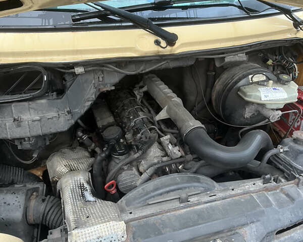 Желтый Мерседес Sprinter, объемом двигателя 2.69 л и пробегом 300 тыс. км за 8000 $, фото 11 на Automoto.ua