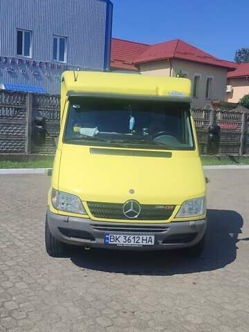 Желтый Мерседес Sprinter, объемом двигателя 2.7 л и пробегом 329 тыс. км за 18000 $, фото 3 на Automoto.ua