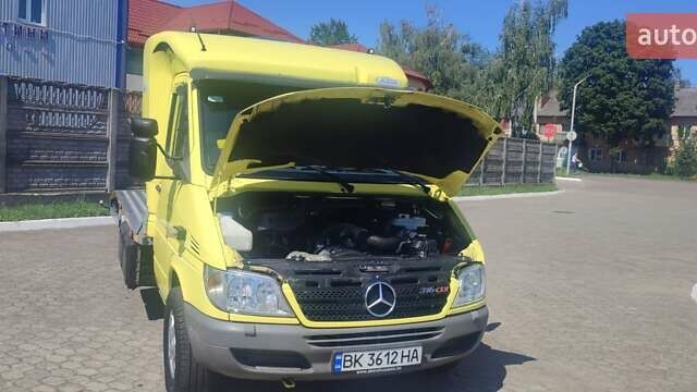 Желтый Мерседес Sprinter, объемом двигателя 2.7 л и пробегом 329 тыс. км за 18000 $, фото 42 на Automoto.ua