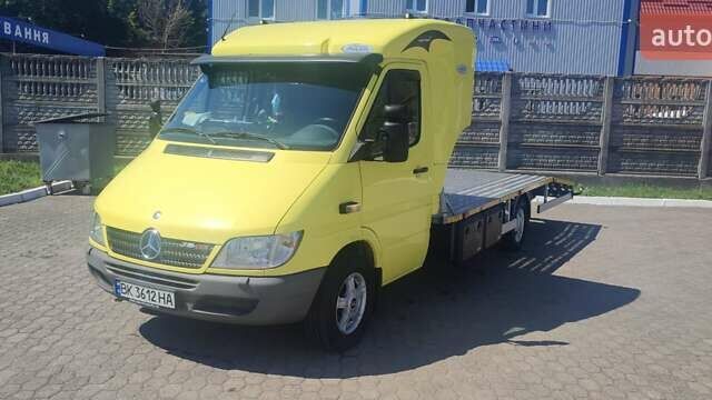 Желтый Мерседес Sprinter, объемом двигателя 2.7 л и пробегом 329 тыс. км за 18000 $, фото 2 на Automoto.ua