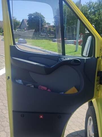 Желтый Мерседес Sprinter, объемом двигателя 2.7 л и пробегом 329 тыс. км за 19000 $, фото 15 на Automoto.ua