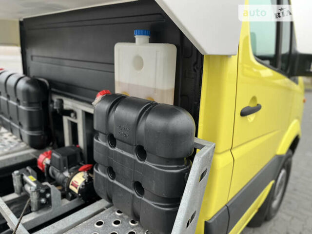 Желтый Мерседес Sprinter, объемом двигателя 2.99 л и пробегом 389 тыс. км за 28700 $, фото 18 на Automoto.ua