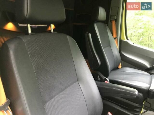 Желтый Мерседес Sprinter, объемом двигателя 2.99 л и пробегом 256 тыс. км за 38500 $, фото 36 на Automoto.ua