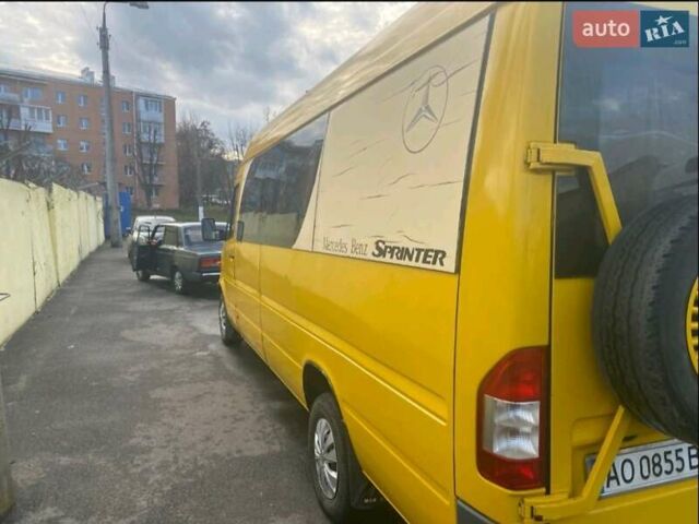 Желтый Мерседес Sprinter, объемом двигателя 2.69 л и пробегом 500 тыс. км за 10000 $, фото 3 на Automoto.ua