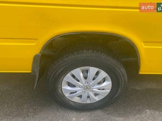 Желтый Мерседес Sprinter, объемом двигателя 2.69 л и пробегом 500 тыс. км за 10000 $, фото 2 на Automoto.ua