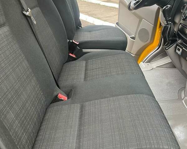 Желтый Мерседес Sprinter, объемом двигателя 2.2 л и пробегом 280 тыс. км за 18762 $, фото 24 на Automoto.ua