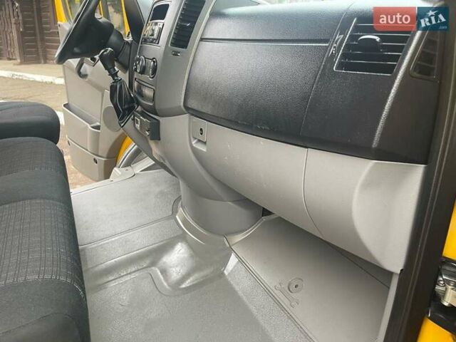 Желтый Мерседес Sprinter, объемом двигателя 2.2 л и пробегом 280 тыс. км за 18762 $, фото 26 на Automoto.ua