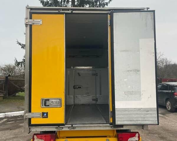 Желтый Мерседес Sprinter, объемом двигателя 2.2 л и пробегом 280 тыс. км за 18762 $, фото 5 на Automoto.ua