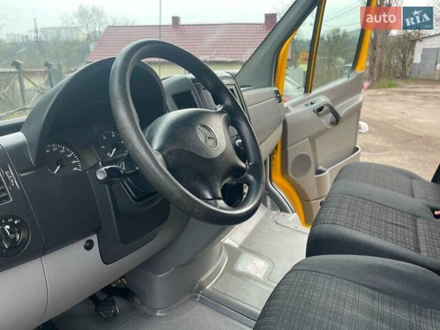 Желтый Мерседес Sprinter, объемом двигателя 2.2 л и пробегом 280 тыс. км за 18762 $, фото 25 на Automoto.ua