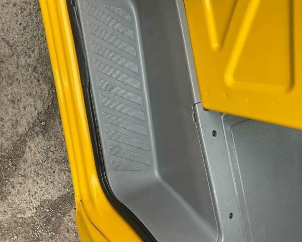 Желтый Мерседес Sprinter, объемом двигателя 2.2 л и пробегом 280 тыс. км за 18762 $, фото 16 на Automoto.ua