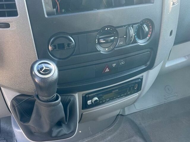 Желтый Мерседес Sprinter, объемом двигателя 3 л и пробегом 360 тыс. км за 32200 $, фото 11 на Automoto.ua