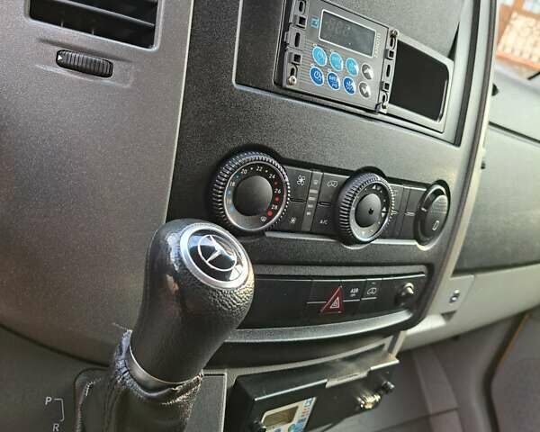 Желтый Мерседес Sprinter, объемом двигателя 2.2 л и пробегом 307 тыс. км за 19300 $, фото 13 на Automoto.ua