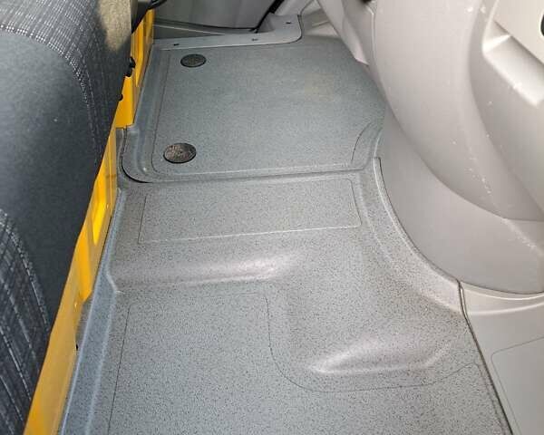 Желтый Мерседес Sprinter, объемом двигателя 2.2 л и пробегом 307 тыс. км за 19300 $, фото 9 на Automoto.ua
