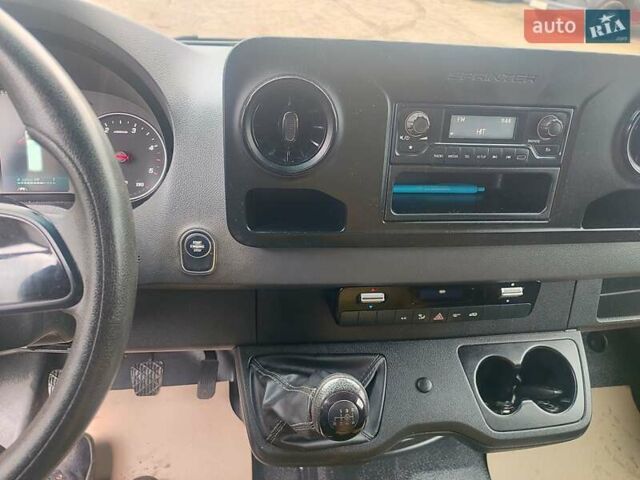 Жовтий Мерседес Sprinter, об'ємом двигуна 2.1 л та пробігом 131 тис. км за 34900 $, фото 22 на Automoto.ua