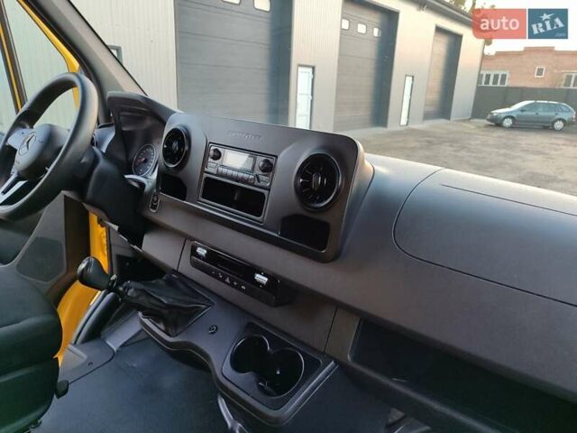 Желтый Мерседес Sprinter, объемом двигателя 2.1 л и пробегом 175 тыс. км за 34300 $, фото 22 на Automoto.ua