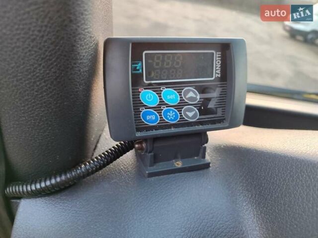 Желтый Мерседес Sprinter, объемом двигателя 2.1 л и пробегом 175 тыс. км за 34300 $, фото 26 на Automoto.ua