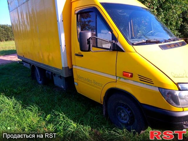 Желтый Мерседес Sprinter, объемом двигателя 2.2 л и пробегом 450 тыс. км за 9300 $, фото 2 на Automoto.ua