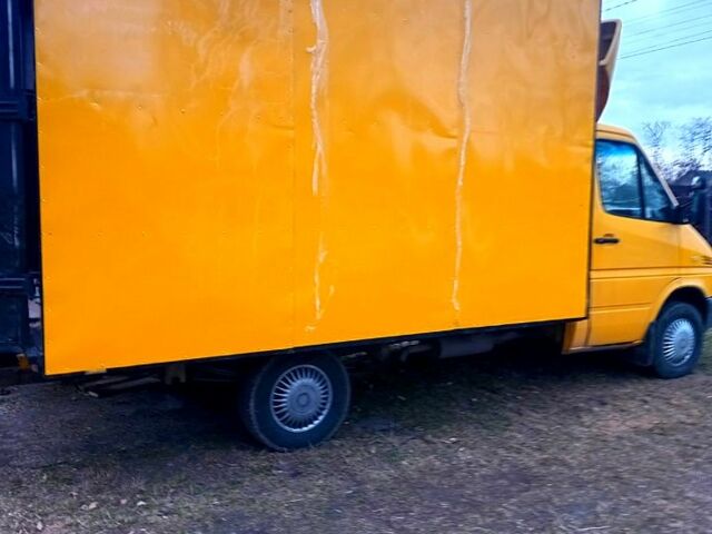 Желтый Мерседес Sprinter, объемом двигателя 2.2 л и пробегом 300 тыс. км за 8900 $, фото 1 на Automoto.ua