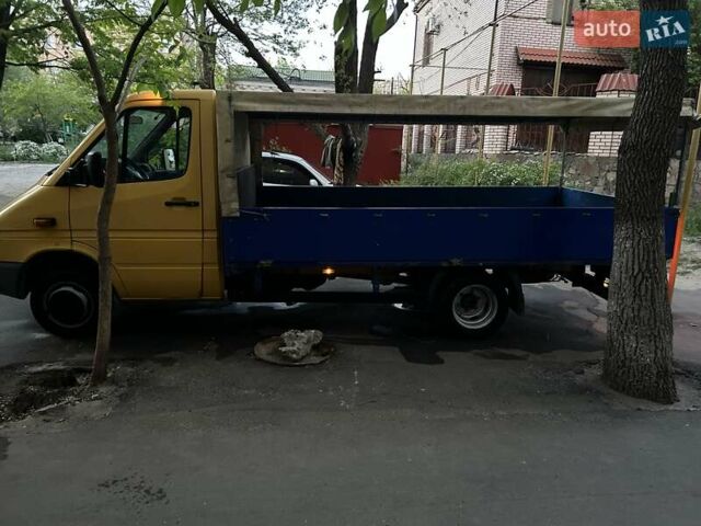 Желтый Мерседес Sprinter, объемом двигателя 2.15 л и пробегом 332 тыс. км за 12000 $, фото 3 на Automoto.ua