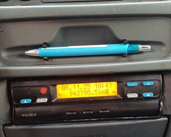 Желтый Мерседес Sprinter, объемом двигателя 2.2 л и пробегом 550 тыс. км за 10000 $, фото 4 на Automoto.ua