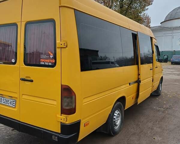 Желтый Мерседес Sprinter, объемом двигателя 2.2 л и пробегом 550 тыс. км за 10000 $, фото 13 на Automoto.ua