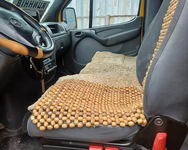 Желтый Мерседес Sprinter, объемом двигателя 2.2 л и пробегом 550 тыс. км за 10000 $, фото 5 на Automoto.ua