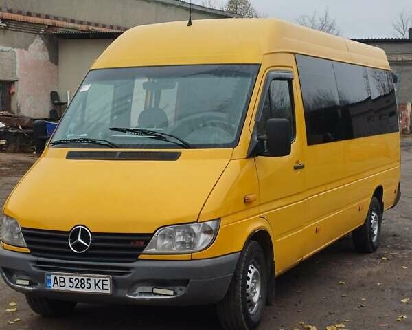Желтый Мерседес Sprinter, объемом двигателя 2.2 л и пробегом 550 тыс. км за 10000 $, фото 2 на Automoto.ua