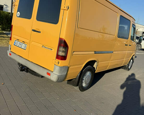 Желтый Мерседес Sprinter, объемом двигателя 2.2 л и пробегом 620 тыс. км за 6300 $, фото 6 на Automoto.ua