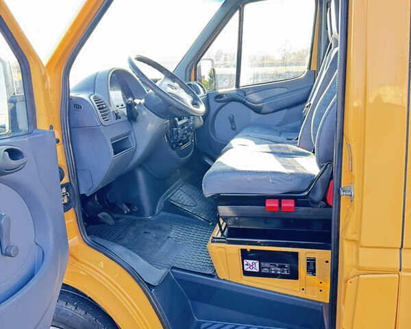 Желтый Мерседес Sprinter, объемом двигателя 2.2 л и пробегом 620 тыс. км за 6300 $, фото 51 на Automoto.ua