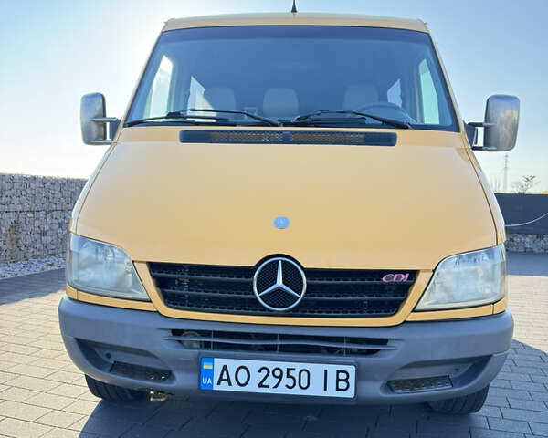 Желтый Мерседес Sprinter, объемом двигателя 2.2 л и пробегом 620 тыс. км за 6300 $, фото 13 на Automoto.ua