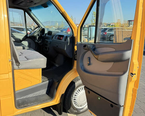 Желтый Мерседес Sprinter, объемом двигателя 2.2 л и пробегом 620 тыс. км за 6300 $, фото 44 на Automoto.ua