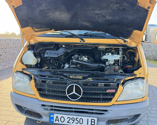 Желтый Мерседес Sprinter, объемом двигателя 2.2 л и пробегом 620 тыс. км за 6300 $, фото 3 на Automoto.ua