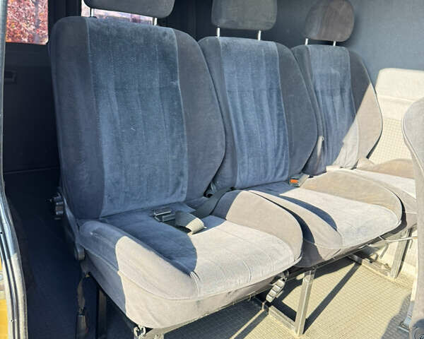 Желтый Мерседес Sprinter, объемом двигателя 2.2 л и пробегом 620 тыс. км за 6300 $, фото 42 на Automoto.ua
