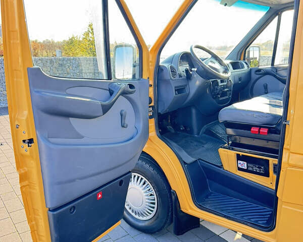 Желтый Мерседес Sprinter, объемом двигателя 2.2 л и пробегом 620 тыс. км за 6300 $, фото 49 на Automoto.ua