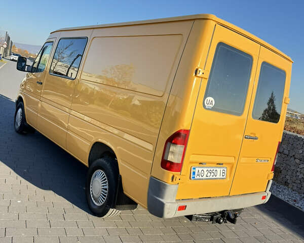 Желтый Мерседес Sprinter, объемом двигателя 2.2 л и пробегом 620 тыс. км за 6300 $, фото 8 на Automoto.ua