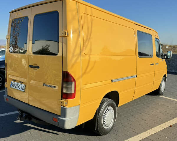 Желтый Мерседес Sprinter, объемом двигателя 2.2 л и пробегом 620 тыс. км за 6300 $, фото 60 на Automoto.ua