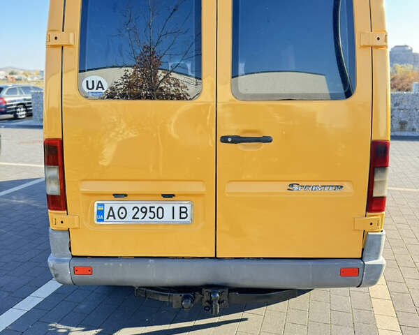 Желтый Мерседес Sprinter, объемом двигателя 2.2 л и пробегом 620 тыс. км за 6300 $, фото 62 на Automoto.ua