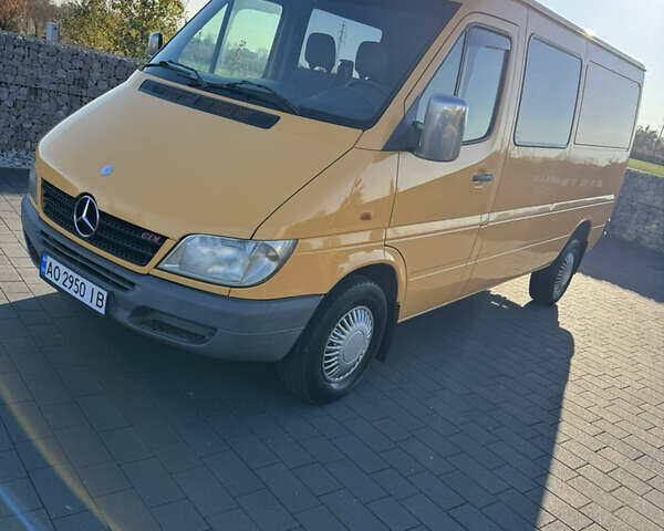 Желтый Мерседес Sprinter, объемом двигателя 2.2 л и пробегом 620 тыс. км за 6300 $, фото 12 на Automoto.ua