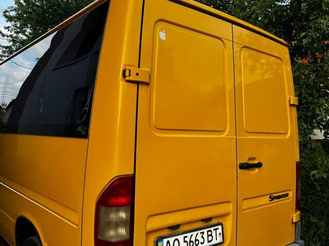 Желтый Мерседес Sprinter, объемом двигателя 2.7 л и пробегом 300 тыс. км за 5500 $, фото 5 на Automoto.ua