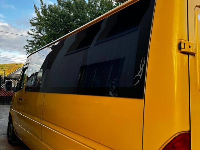 Желтый Мерседес Sprinter, объемом двигателя 2.7 л и пробегом 300 тыс. км за 5500 $, фото 3 на Automoto.ua