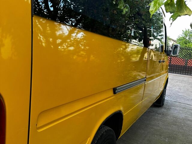 Желтый Мерседес Sprinter, объемом двигателя 2.7 л и пробегом 300 тыс. км за 5500 $, фото 4 на Automoto.ua