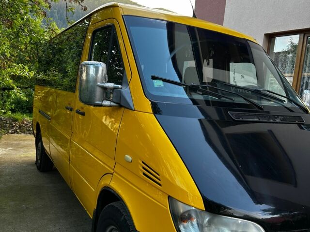 Желтый Мерседес Sprinter, объемом двигателя 2.7 л и пробегом 300 тыс. км за 5500 $, фото 1 на Automoto.ua