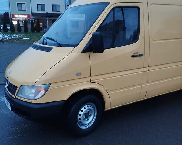 Желтый Мерседес Sprinter, объемом двигателя 2.2 л и пробегом 416 тыс. км за 9000 $, фото 5 на Automoto.ua