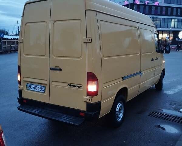 Желтый Мерседес Sprinter, объемом двигателя 2.2 л и пробегом 416 тыс. км за 9000 $, фото 6 на Automoto.ua