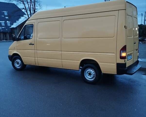 Желтый Мерседес Sprinter, объемом двигателя 2.2 л и пробегом 416 тыс. км за 9000 $, фото 4 на Automoto.ua
